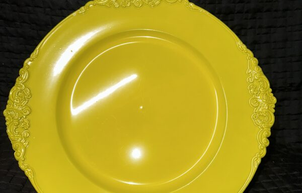Sous-assiette baroque embossée Jaune / Yellow Embossed Baroque Charger Plate