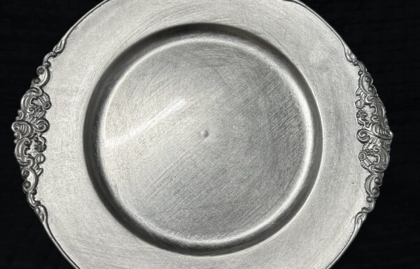Sous-assiette baroque embossée Argent / Silver Embossed Baroque Charger Plate