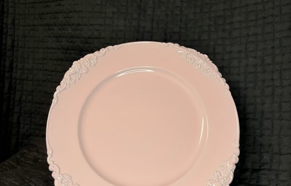 Sous-assiette baroque embossée Rose pâle / Dusty Pink Embossed Baroque Charger Plate
