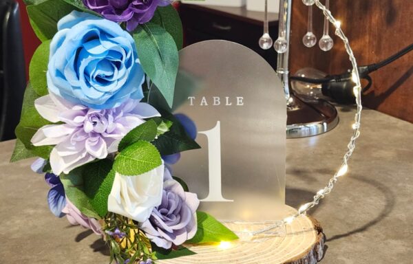 Numéros de table – Base en bois avec lumières / Table Numbers – Wood base and lights